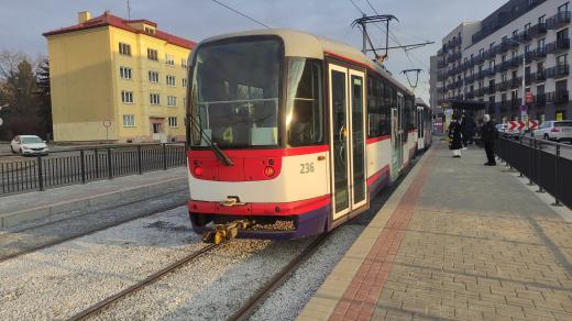 Mezi centrem Olomouce a Novou Ulicí už zase jezdí tramvaje. Na fotografii tramvaj nabírá cestující na zastávce Wolkerova