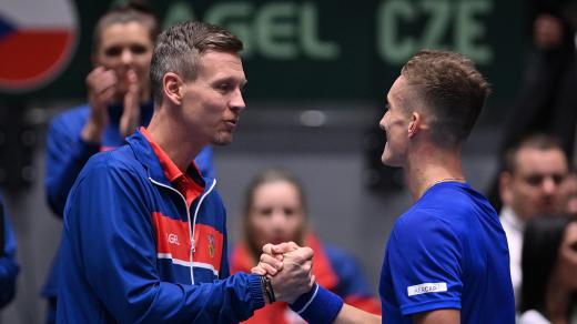 Daviscupový kapitán Tomáš Berdych gratuluje Jiřímu Lehečkovi