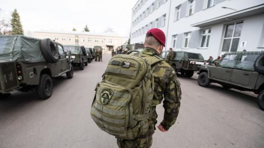 43. výsadkový pluk je součástí Pozemních sil Armády České republiky z Chrudimi, odjíždí na misi na Slovensko.