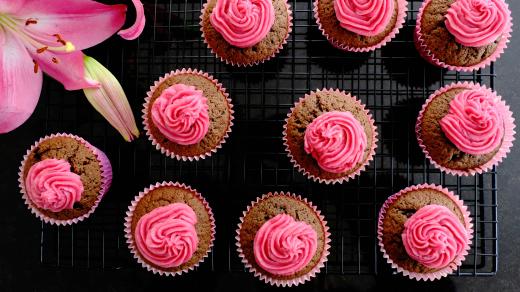 Valentyn byl po právu spojován s romantikou a láskou, což symbolizovalo srdce, holubice a okřídlený amor. Nástup popularity tohoto svátku nastal v Anglii osmnáctého století