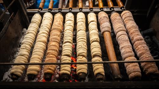 Trdelník je k dostání za 100 korun