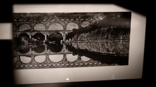 Monumentální panoramatické snímky mají černobílé provedení. „Ruiny završují v tvorbě Josefa Koudelky vztah člověka a kamene,“ řekl kurátor Tomáš Pospěch