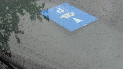 Parkovací hodiny na palubní desce automobilu