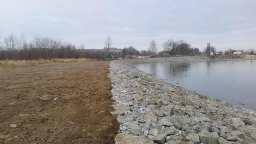 Kozmická zátoka, opevnění břehů. Kamenný zához a úprava terénu