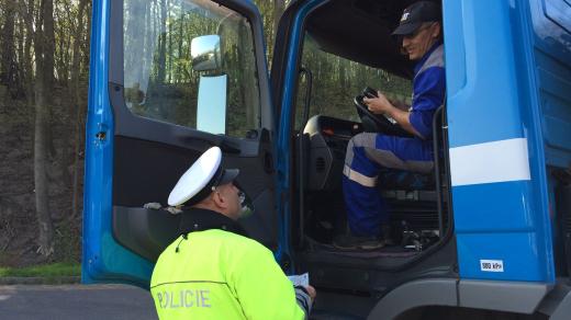 U Teplic policisté kontrolovali nákladní auta
