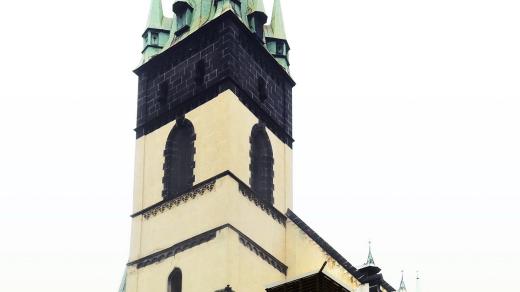 Ústecký kostel Nanebevzetí Panny Marie se šikmou věží