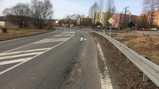 Na silnici před Týnem nad Vltavou směrem od Veselí nad Lužnicí byla řada šesti výmolů
