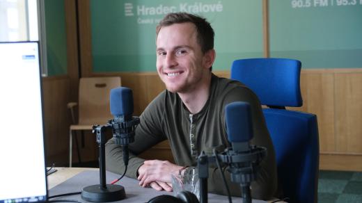 Josef Chmelík ve studiu Českého rozhlasu Hradec Králové