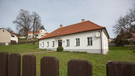 Fara a kostel ve Čkyni na Prachaticku