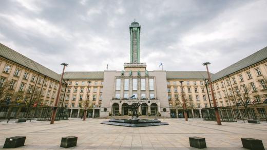 Nová radnice - největší radniční komplex v Česku se nachází právě v Ostravě. Soutěž na budovu Nové radnice byla vypsána v roce 1923. Dostavěna byla v roce 1930 podle projektu architektů Vladimíra Fischera, Františka Koláře a Jana Rubého