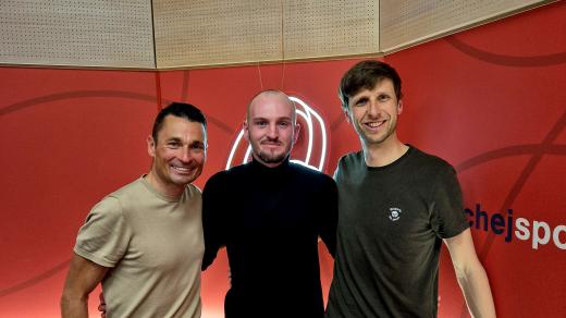 Moderátoři Jiří Ježek a Karel Janů s bývalým profesionálním cyklistou Vojtěchem Řepou