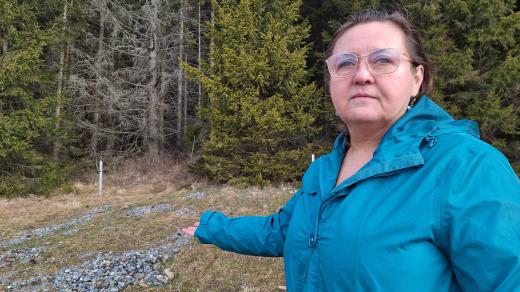 Farmářka Iveta Svobodová ukazuje na kameny, které zůstaly na pastvinách po záplavách