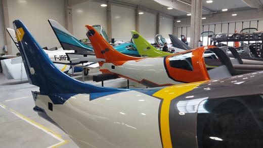 Ultralehké letouny v hale společnosti JMB Aircraft ve Vysokém Mýtě