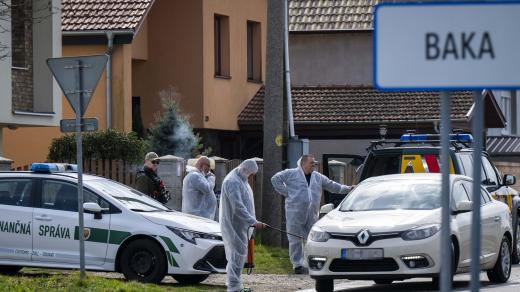 Dezinfekce aut v obci Baka na Slovensku, kde zaznamenali výskyt slintavky a kulhavky
