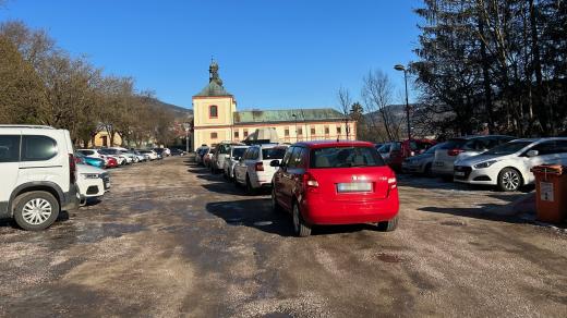 Parkování zdarma u kláštera ve Vrchlabí skončí. Radnice prostory upraví, ale potom také zpoplatní