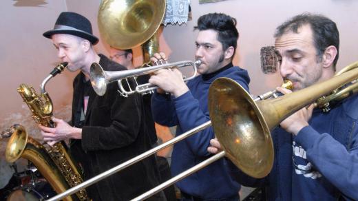 Členové francouzské alternativní dechovky Les Fils de Teuhpu