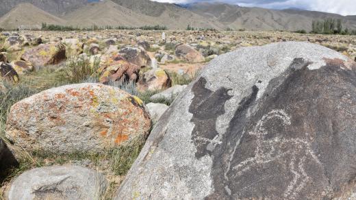 Cholpon-Ata u jezera Issyk-Kul. Na 42 hektarech jsou celkem 4 tisíce petroglyfů