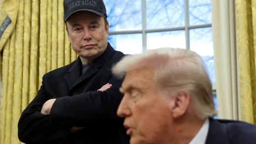 Miliardář Elon Musk se dívá na amerického prezidenta Donalda Trumpa