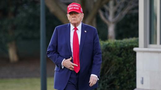 Americký prezident Donald Trump se prochází před nástupem do letadla Marine One v Bílém domě ve Washingtonu, D.C., USA, 28. února 2025