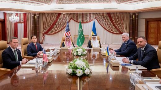 Zástupci ukrajinské a americké delegace na mírovém jednání v Džiddě