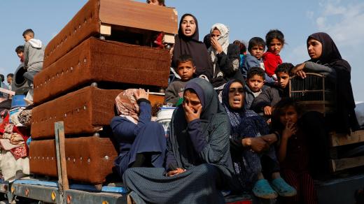 Palestinci prchající z řady měst a čtvrtí v Pásmu Gazy poté, co izraelská armáda vydala příkazy k evakuaci (18. března 2025)