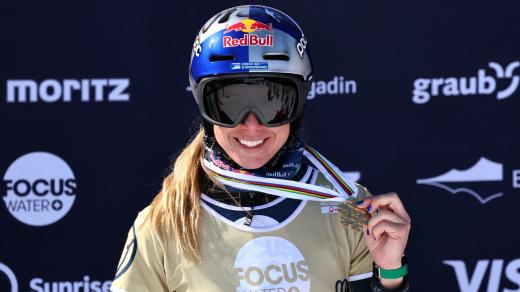 Ester Ledecká se zlatou medailí z obřího slalomu ve Svatém Mořici