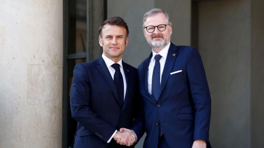 Francouzský prezident Emmanuel Macron vítá českého premiéra Petra Fialu na summitu koalice ochotných