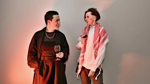 Cenu literární kritiky za rok 2024 v kategorii próza obdržela Emma Kausc (vlevo) za román Narušení děje a v kategorii poezie ocenění obdržela Iryna Zahladko (vpravo) za sbírku Jak se líčit v nemoci (12. března 2025, Praha)