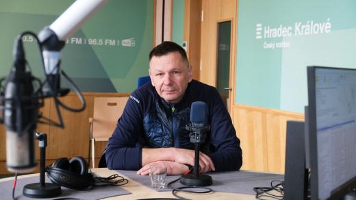Libor Mojžíš ve studiu Českého rozhlasu Hradec Králové