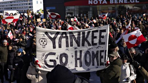 Stovky lidí v Grónsku demonstrovaly proti plánu Trumpa získat tento ostrov