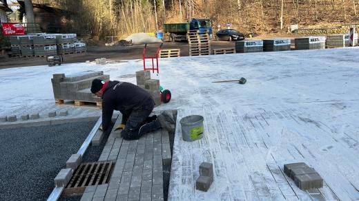 U vstupu do Prachovských skal v Českém ráji vzniká nové, pohodlnější a přehlednější parkoviště