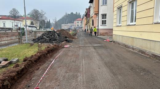 Cyklisté chodí po páteřní cyklotrase v centru Trutnova pěšky a opatrně. Jezdit po ní teď nemohou