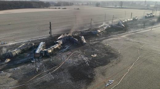 Škody po nehodě vlaku v Hustopečích nad Bečvou