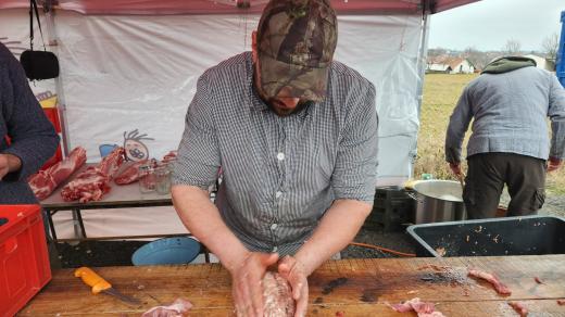 Farma ve Staré vsi nad Ondřejnicí zažila pravou venkovskou  masopustní zabíjačku