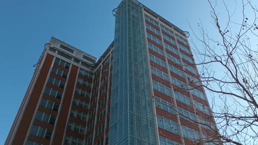 Kolem budovy v 16. patře vede kolejnice, která držela klec pro umývače oken