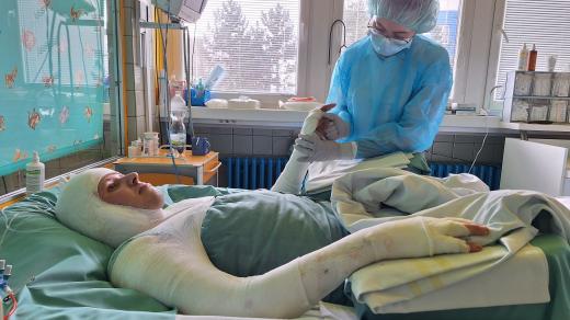 Pacient Jiří při ergoterapii. Od úrazu už uplynuly dva měsíce a je třeba aktivovat svalovou tkáň