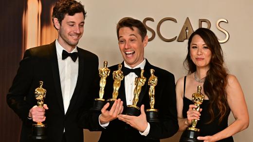 Americký producent Alex Coco (L) a americká producentka Samantha Quan (R) pózují se svými cenami za nejlepší film za snímek Anora s americkým režisérem Seanem Bakerem a jeho cenami za nejlepší střih, nejlepší původní scénář, nejlepší režii | Vítězové 97.
