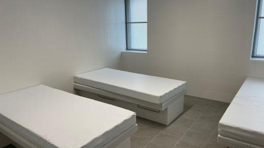 Třílůžkový pokoj nové ostravské záchytky