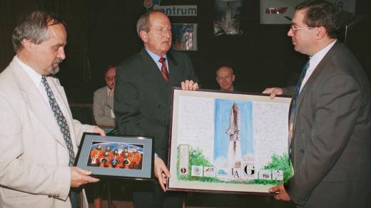 Zdeněk Kluiber (vpravo) s prezidentem firmy Lockheed Martinem Robertem Cliffordem. Vlevo předseda Inženýrské akademie Petr Zuna