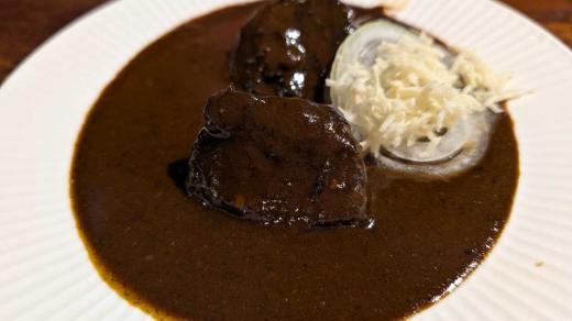 Tmavý pálivý guláš z Bohdalova