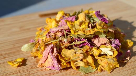 Černý bez, lípa, růže stolistá a divizna