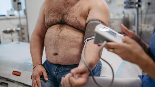 Muž s nadváhou, měření tlaku