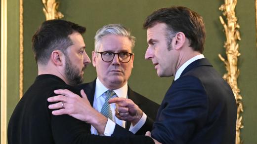 Ukrajinský prezident Volodymyr Zelenskyj, prezident Francie Emmanuel Macron a britský premiér Keir Starmer na summitu v Londýně