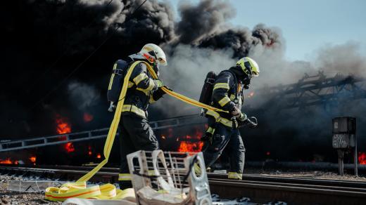 Zásah hasičů u požáru cisteren v Hustopečích nad Bečvou
