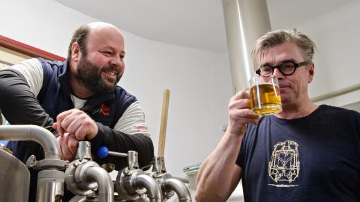 Jaroslav Rudiš ochutnává desetistupňové pivo pojmenované podle jeho literární postavy