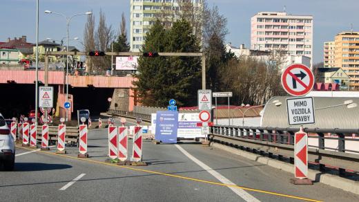 Jeden z tubusů se opravuje, doprava je svedena do toho druhého