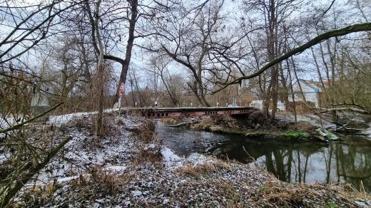 Uzavřený most do osady Hradišťko u Dačic