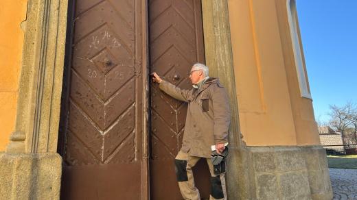 Člen pastorčí rady Antonín Horák otevírá zhruba 150 let staré dveře od kostela v Dřevohosticích