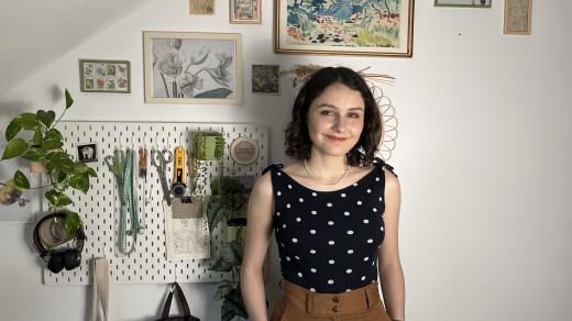 Veronika Dušková v topu, který si ušila ze starého oversize trika a sekárových kalhot