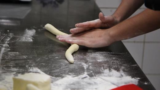 Kousky těsta se vyválí na slabé válečky